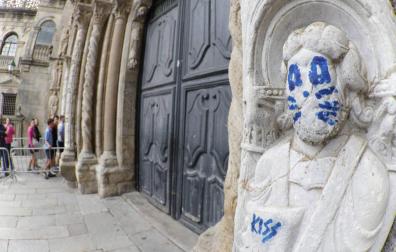 Acto vandálico en la fachada de Praterías de la Catedral de Santiago