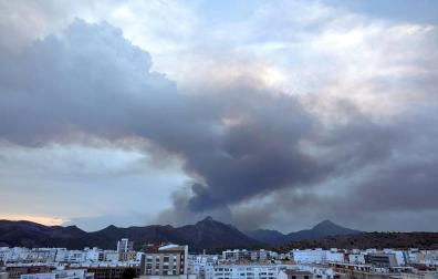 El incendio de Valencia ha quemado 1.400 hectáreas y sigue activo