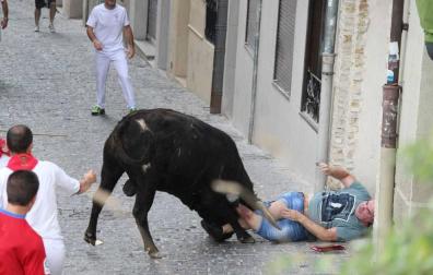 Un corneado y un herido en un emocionante primer encierro de novillos