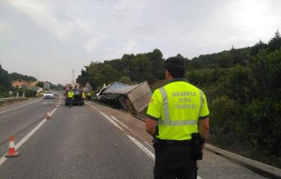 Un fallecido al salirse de la vía un camión cargado con bobinas de papel en Pueyo