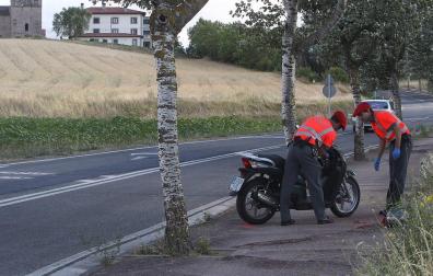 Le sorprenden en moto sin carné en San Adrián y entrega el de un familiar