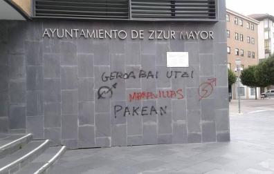 Geroa Bai rechaza las pintadas sobre los okupas de Rozalejo en Zizur Mayor