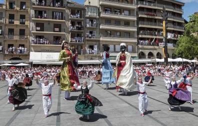 Estella finaliza sus fiestas patronales con el Día de la Abadejada, con los actos tradicionales de este día: la despedida de los gigantes y el XLVIII concurso de ajoarriero. Además, el grupo musical canario Efecto Pasillo protagonizó la 'fiesta joven' de la noche del miércoles.