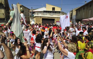 La localidad ribera arrancó sus fiestas este sábado. El alcalde, Valentín García Olcoz, fue el encargado de prender la mecha. Este domingo, a las 9:00 horas, tendrá lugar el primer encierro del Pilón