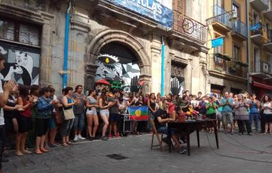 La okupas de Rozalejo exigen al Gobierno de Navarra que paralice el desalojo del edificio