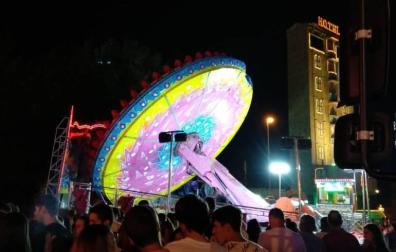 Rescatadas una docena de personas atrapadas en una atracción de feria
