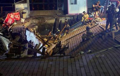 Cuatro heridos graves y escenas de pánico al desplomarse una plataforma en Vigo