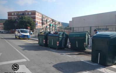 Choca contra unos contenedores en la Chantrea y supera la tasa de alcohol
