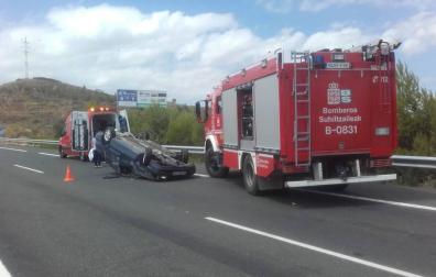 Trasladada una mujer a Logroño tras salirse de la vía y volcar en Viana