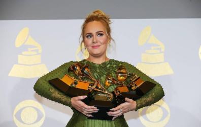 Adele y David Bowie hacen pleno en la 59 edición de los Grammy