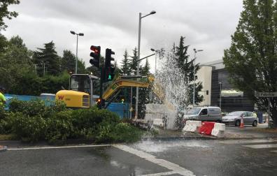 Rotura de una tubería frente al Colegio Larraona, en la avenida Pío XII