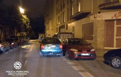 Detenido por triplicar la tasa de alcohol y chocar contra coches aparcados en la Rochapea