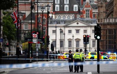 Varios heridos tras el choque de un automóvil ante el Parlamento británico