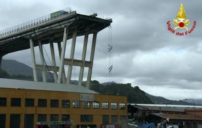 Un tramo del viaducto en la ciudad italiana de Génova se ha derrumbado este martes y las autoridades buscan damnificados entre los vehículos caídos al vacío y bajo los escombros.