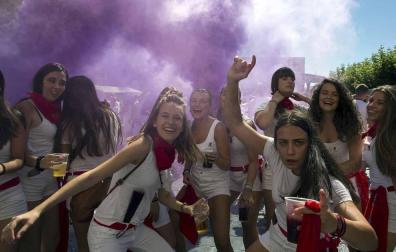 Imágenes de los vecinos de Aibar y visitantes durante las fiestas de Aibar con el lanzamiento del cohete y su ambiente en la plaza del Ayuntamiento