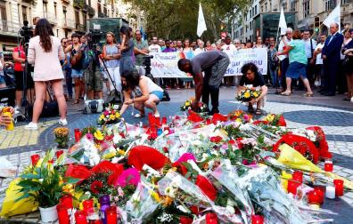 Centenares de personas homenajean a las víctimas del 17A en la plaza Cataluña