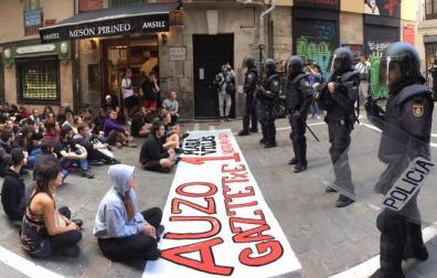 El movimiento okupa desalojado este viernes del Palacio de Marqués de Rozalejo en Pamplona ha celebrado una asamblea en la plaza del Castillo a la que han acudido varios cientos de personas y tras la que ha comenzado una 'kalejira' que ha sido frenada en diferentes puntos por la Policía Nacional