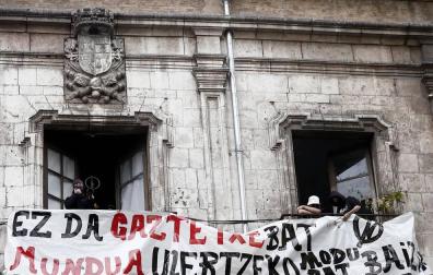 El movimiento okupa desalojado este viernes del Palacio de Marqués de Rozalejo en Pamplona ha celebrado una asamblea en la plaza del Castillo a la que han acudido varios cientos de personas y tras la que ha comenzado una 'kalejira' que ha sido frenada en diferentes puntos por la Policía Nacional