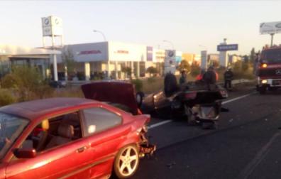 Vuelca un vehículo en Pamplona en un accidente con otro coche implicado