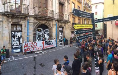 El movimiento okupa desalojado este viernes del Palacio de Marqués de Rozalejo en Pamplona ha celebrado una asamblea en la plaza del Castillo a la que han acudido varios cientos de personas y tras la que ha comenzado una 'kalejira' que ha sido frenada en diferentes puntos por la Policía Nacional