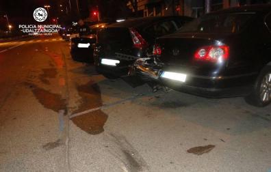Choca contra 2 contenedores y 4 coches en Pamplona y da positivo en alcohol