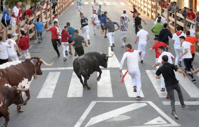 Un último encierro rápido y con cuatro heridos en Tafalla