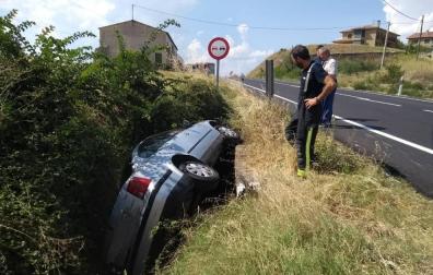 Un adulto y dos menores heridos en un accidente de tráfico en Oteiza
