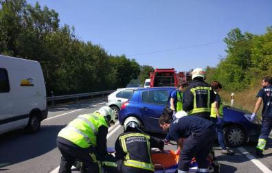 Los bomberos desatrapan al ocupante de un vehículo accidentado en Olave