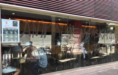 La sede del Club Taurino de Pamplona ha aparecido este jueves por la mañana con varios cristales rotos y pintadas en el exterior del local