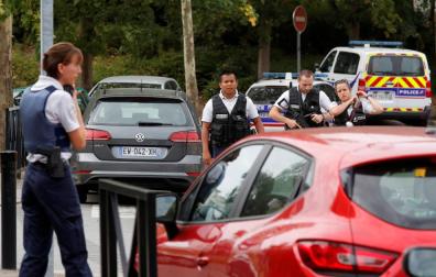 Un muerto y dos heridos por un ataque con cuchillo en la región de París