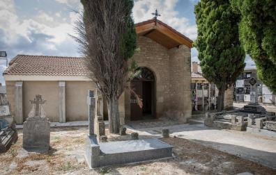 Profanan una tumba y se llevan restos en el cementerio de Viana
