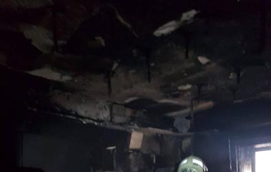 Bomberos sofocan un incendio que calcinó parte de una vivienda en Burlada