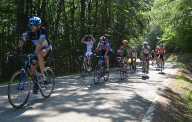 Foto de archivo de ciclistas en el puerto de Egozkue.