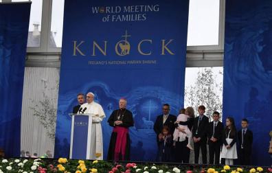 El Papa reitera en Irlanda su perdón por los abusos del clero y clama justicia