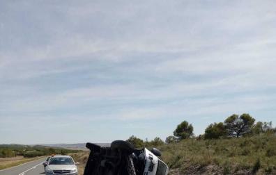 Herido leve tras sufrir una salida de la vía y volcar su coche en Sesma