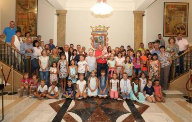 El Ayuntamiento recibe a niños ucranianos que pasan el verano en Navarra