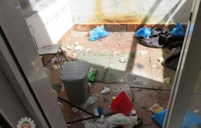Denunciada en Tudela por su vecina al depositar basura en el patio interior de su vivienda