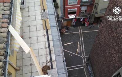 Herido en Pamplona al impedir que unos tablones cayeran sobre su mujer por el viento