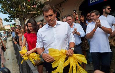 Rivera compara la agresión por los lazos amarillos con la de los guardias civiles en Alsasua