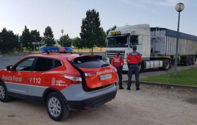 Denunciado un camionero en Murieta por conducir fumando marihuana