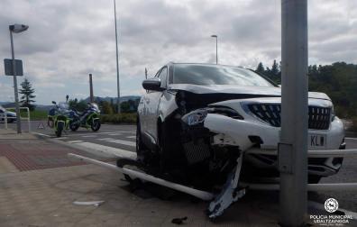 Herida tras salirse de la vía y chocar contra una farola y unas vallas protectoras
