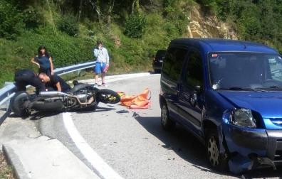 Un motorista herido en un accidente de tráfico en Aribe