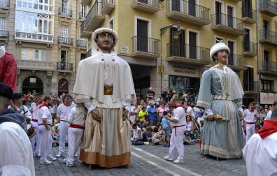 Fotos de la Comparsa de Gigantes y Cabezudos ha salido este jueves por el Privilegio de la Unión.