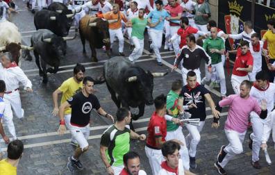 Imágenes del octavo encierro de los Sanfermines de 2018, con toros de la ganadería Miura.