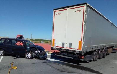 Una persona trasladada al CHN por un choque con un camión en el cruce de Falces