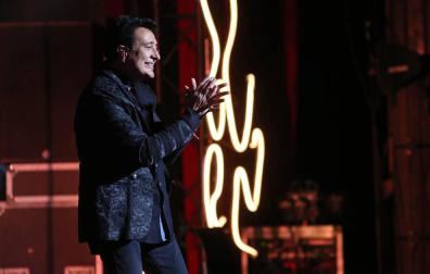 Manolo García habla y canta al Baluarte