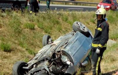 Madre e hijo, heridos tras salirse de la vía y volcar su coche en Imárcoain