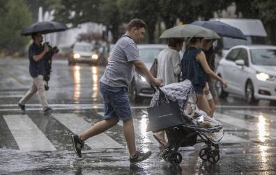 Un rayo causa un incendio en Etxauri, sofocado por la tormenta posterior