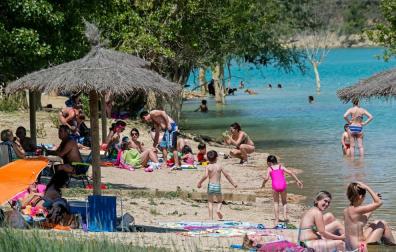 Zona de playas del embalse de Alloz, repleto de bañistas en un sábado de ambiente veraniego.