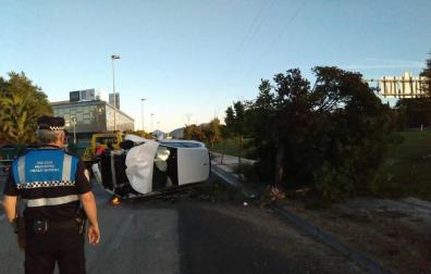 Se sale de la vía, arrolla dos árboles y vuelca en el Polígono Agustinos de Pamplona
